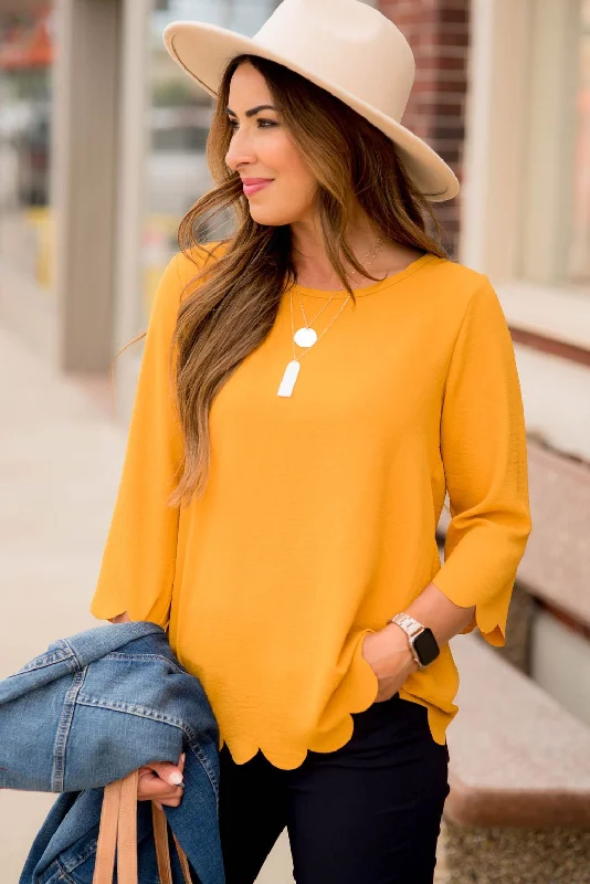 Lightweight Scalloped 3/4 Sleeve Blouse